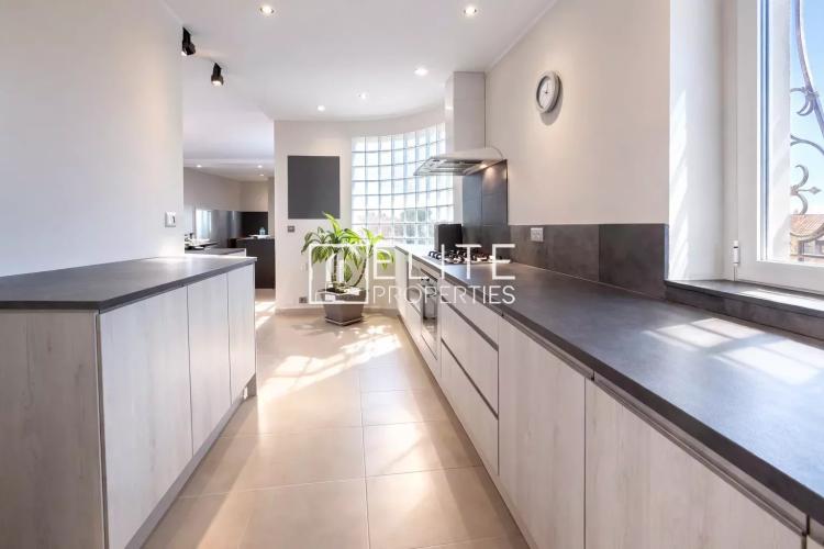 EXEPTIONNEL APPARTEMENT T5 en DUPLEX 109m² + TOIT TERRASSE de 75m² à VALLAURIS avec Garage.