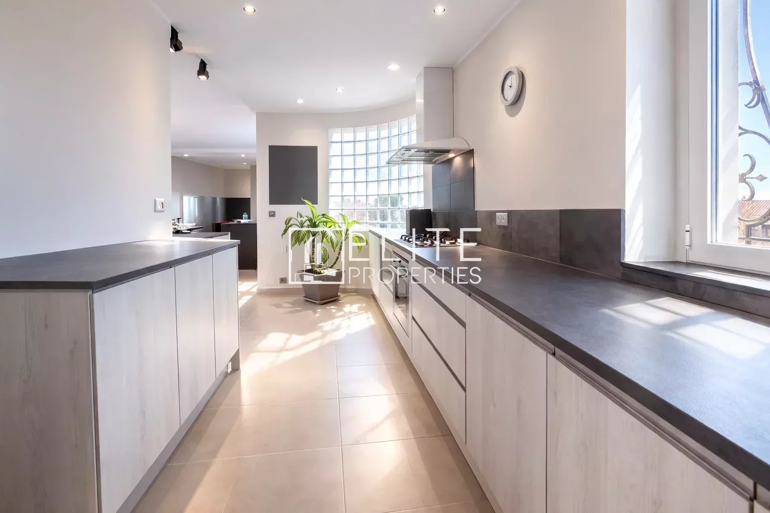 EXEPTIONNEL APPARTEMENT T5 en DUPLEX 109m² + TOIT TERRASSE de 75m² à VALLAURIS avec Garage.