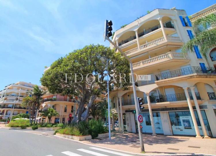 Dans résidence de luxe, deux pièces avec grande terrasse,  belle vue mer,  cave et parking en sous-sol