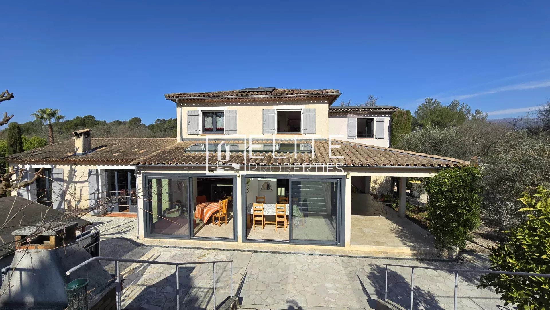 MAISON 6 PIÈCES DE 200 m² AU CALME + PISCINE – MOUANS-SARTOUX