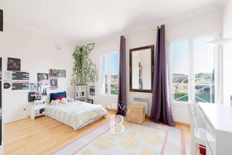 À pied du village de Valbonne – Villa plein sud, piscine, studio indépendant