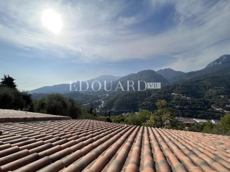 Villa en cours de rénovation avec vaste terrain, spacieuse terrasse, double garage et parking. Exclusivité