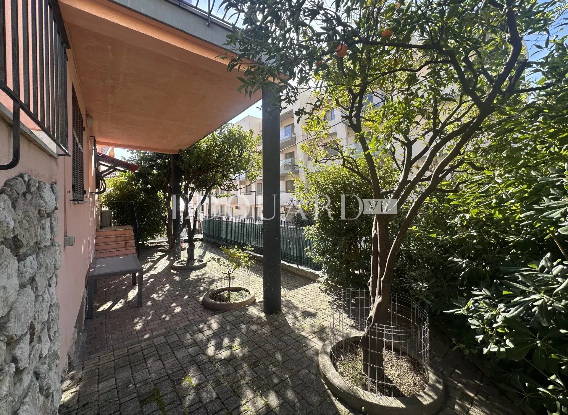 Trois pièces à vendre avec grande terrasse, au cœur du splendide quartier résidentiel de Garavan, exclusivité