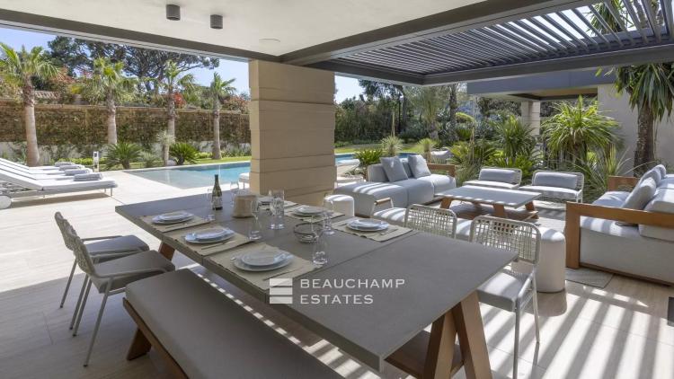 Villa d'architecte neuve au coeur d'un domaine privé à Saint-Tropez