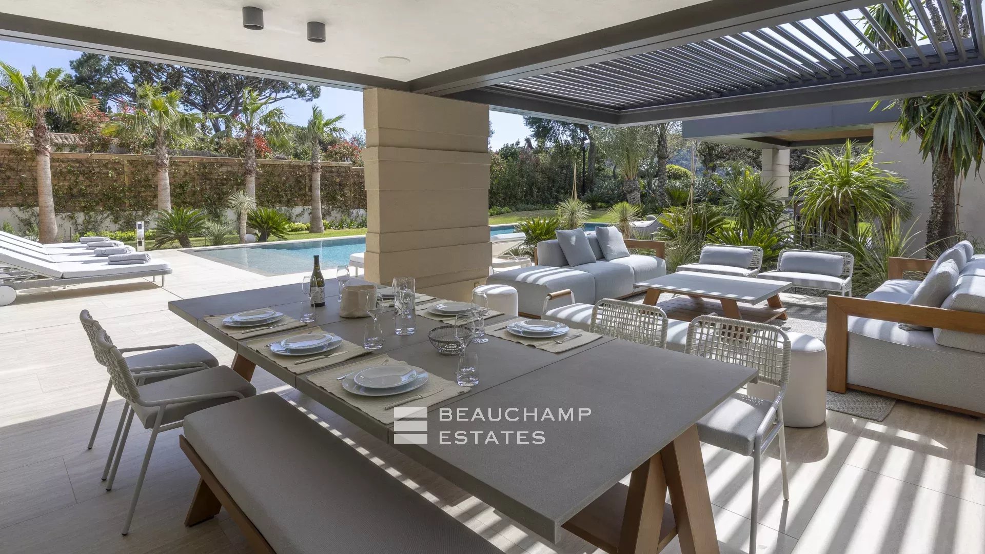 Villa d'architecte neuve au coeur d'un domaine privé à Saint-Tropez