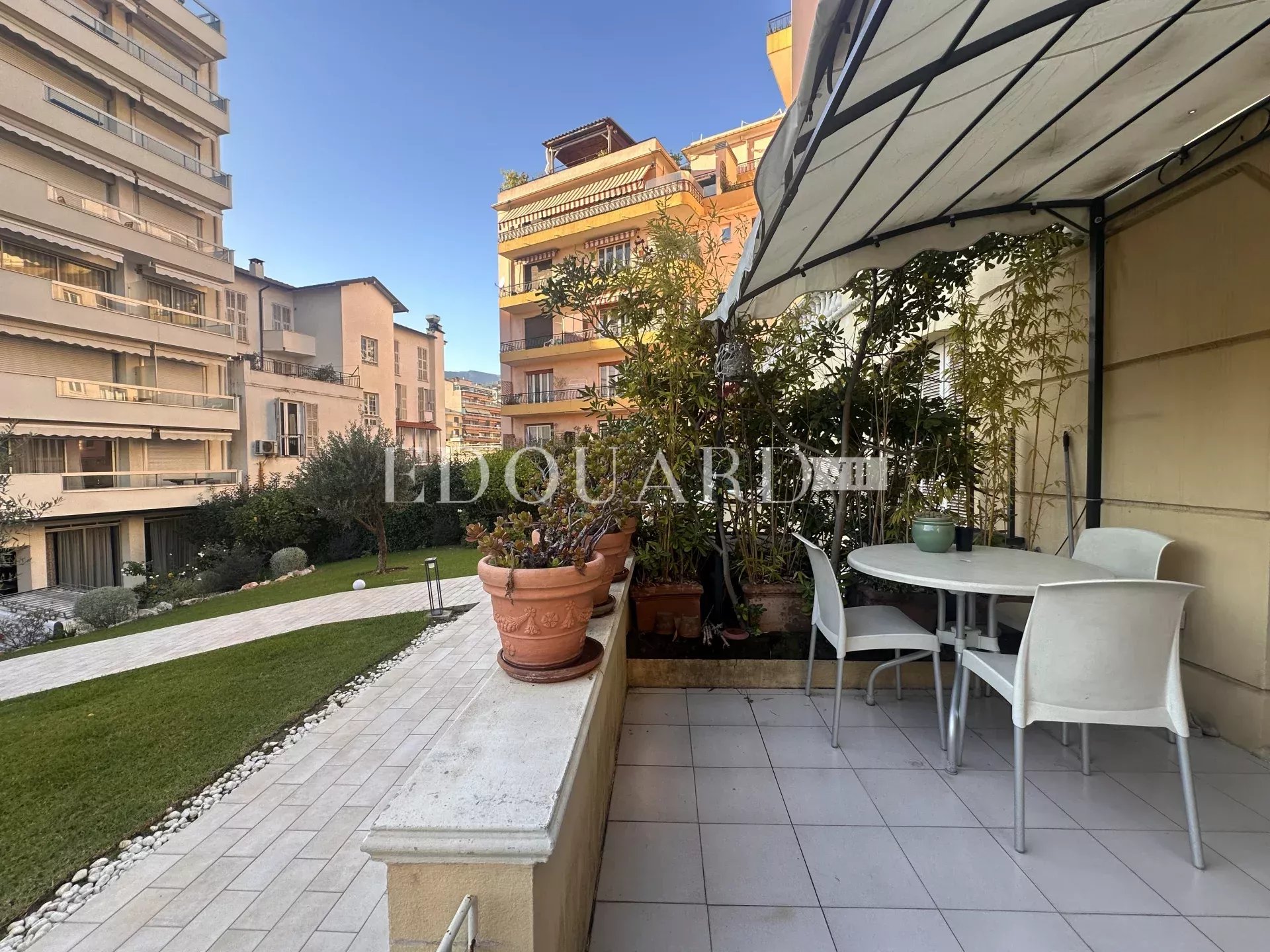 Dans le centre de Menton, à vendre spacieux studio en bon état avec grande terrasse exposée Ouest