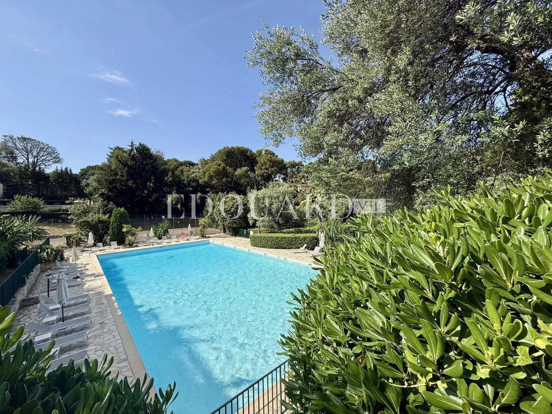 Dans prestigieux immeuble sur le Plateau du Cap, à vendre élégant deux pièces avec terrasse et cave