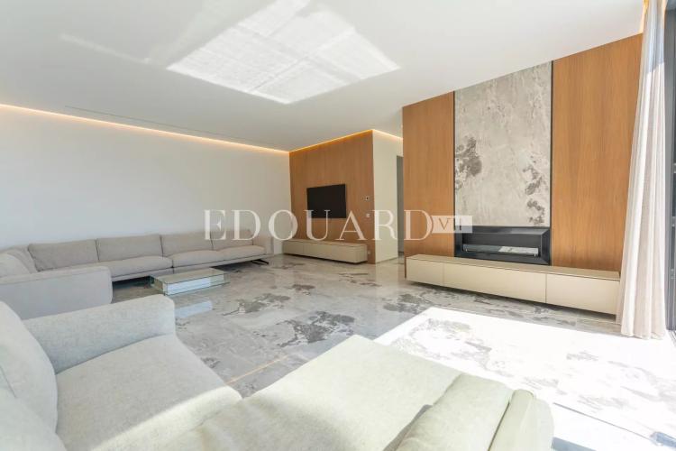 En exclusivité villa neuve avec domotique, ascenseur, grandes terrasses, piscine à débordement et belle vue mer