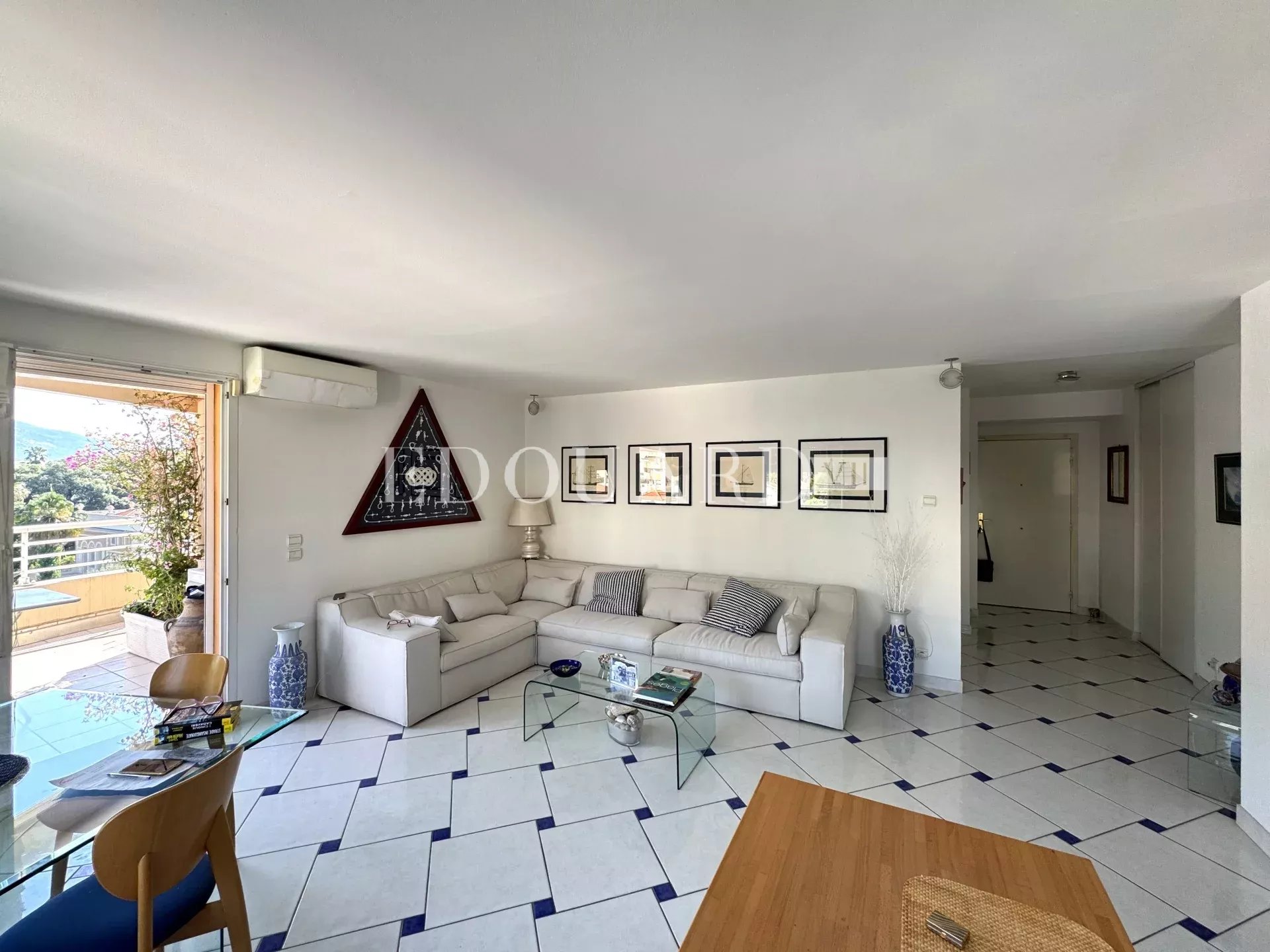 En exclusivité trois pièces à vendre avec terrasse, belle vue dégagée et garage
