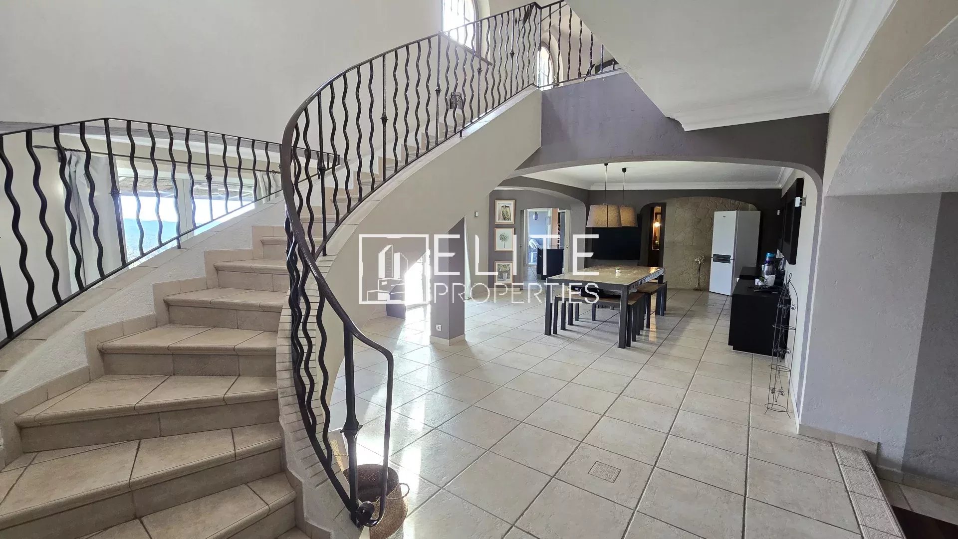 MAISON 6 PIÈCES 218 m² + PISCINE & GARAGE – TANNERON
