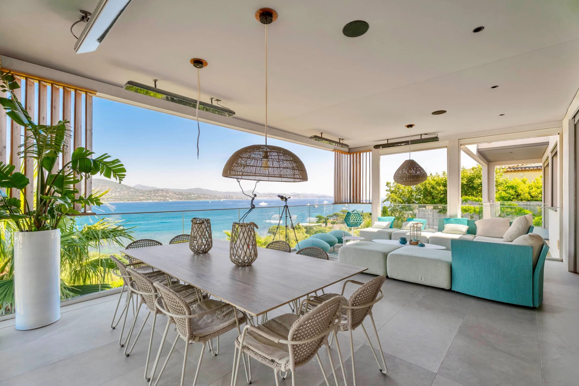Villa contemporaine avec vue mer panoramique proche de Saint-Tropez