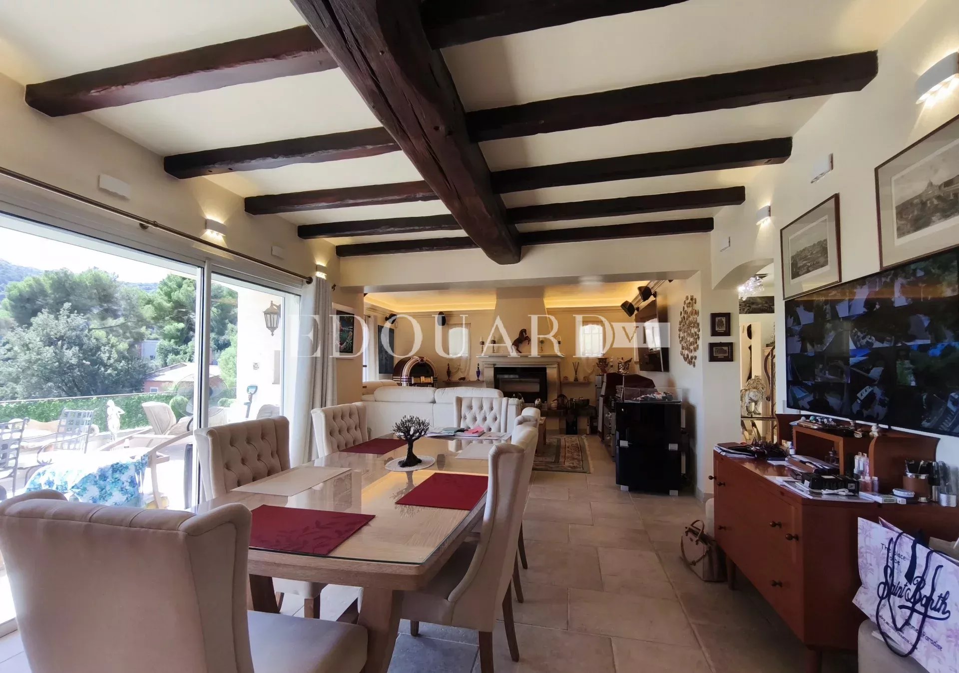 Splendide propriété de 300 m² en excellent état avec home cinéma, superbe piscine et pool house