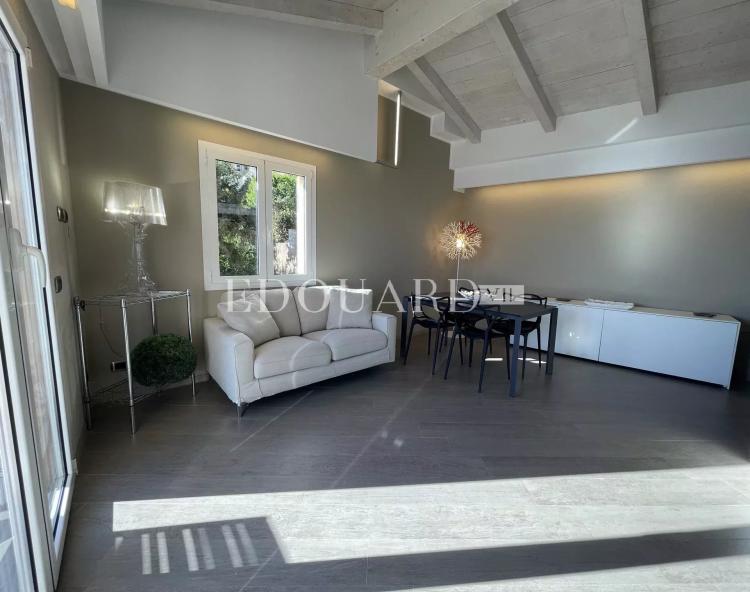 En exclusivité trois pièces avec spacieuse terrasse, magnifique vue mer panoramique et parking