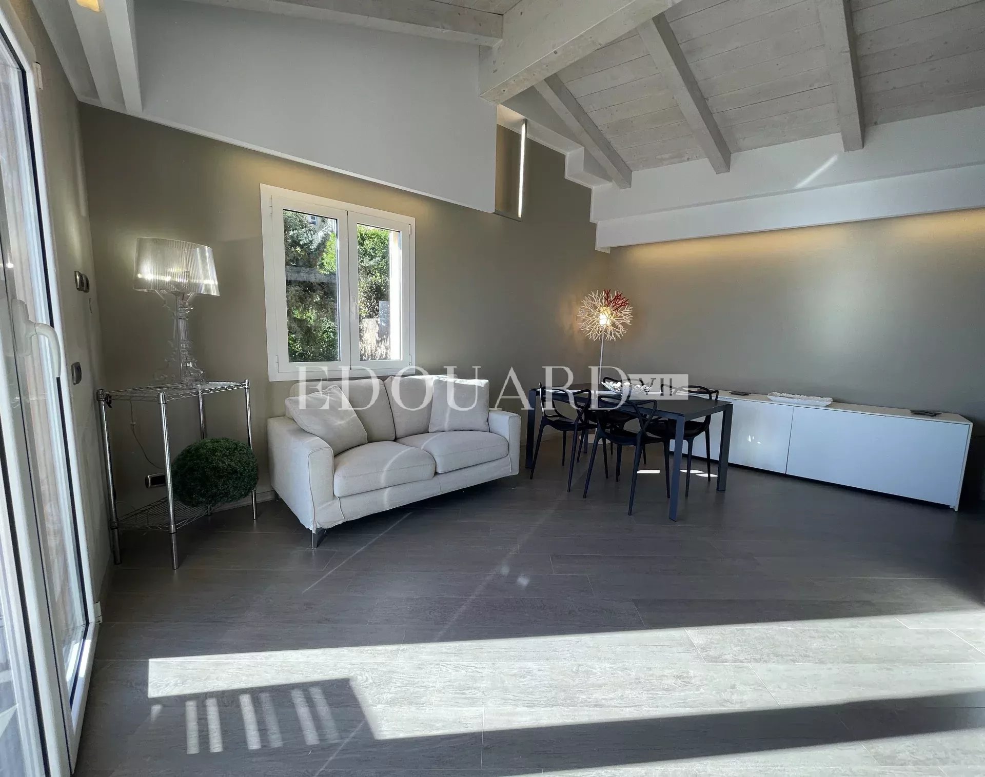 En exclusivité trois pièces avec spacieuse terrasse, magnifique vue mer panoramique et parking