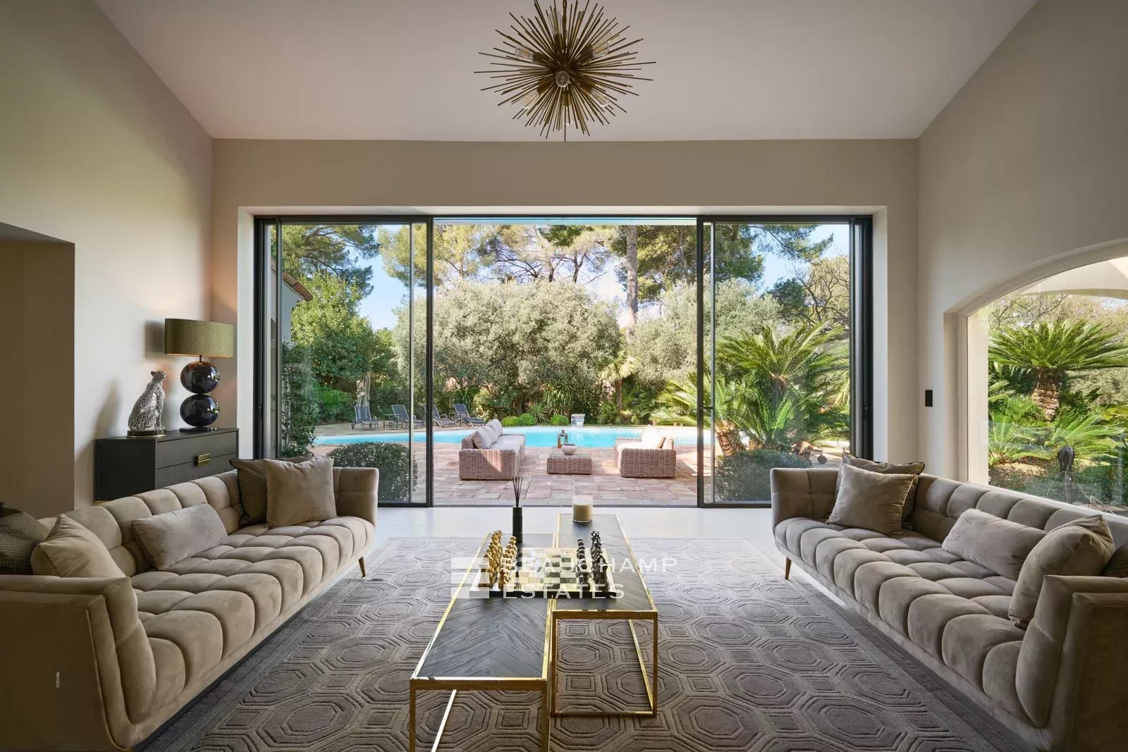 Villa néo-provencale de 5 chambres avec piscine dans un quartier résidentiel de Mougins