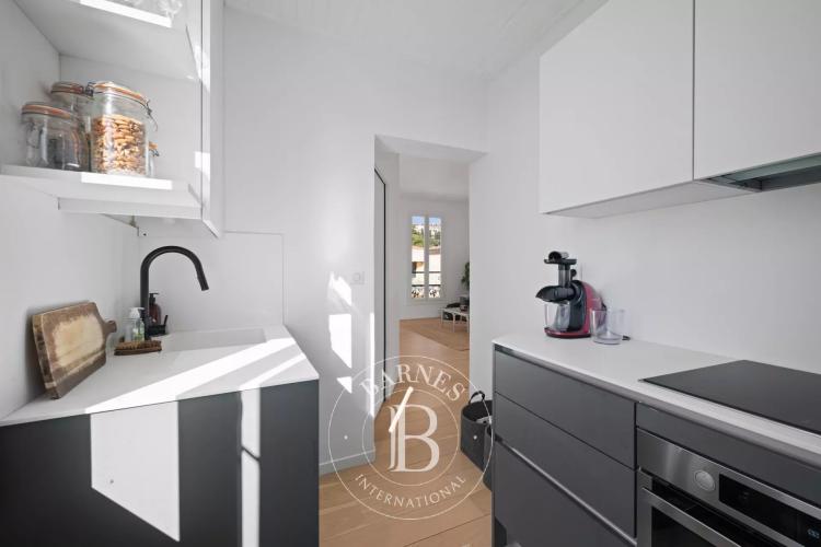 SAINT-JEAN-CAP-FERRAT – APPARTEMENT EN DERNIER ÉTAGE AVEC APERÇU MER ET JARDIN PRIVATIF