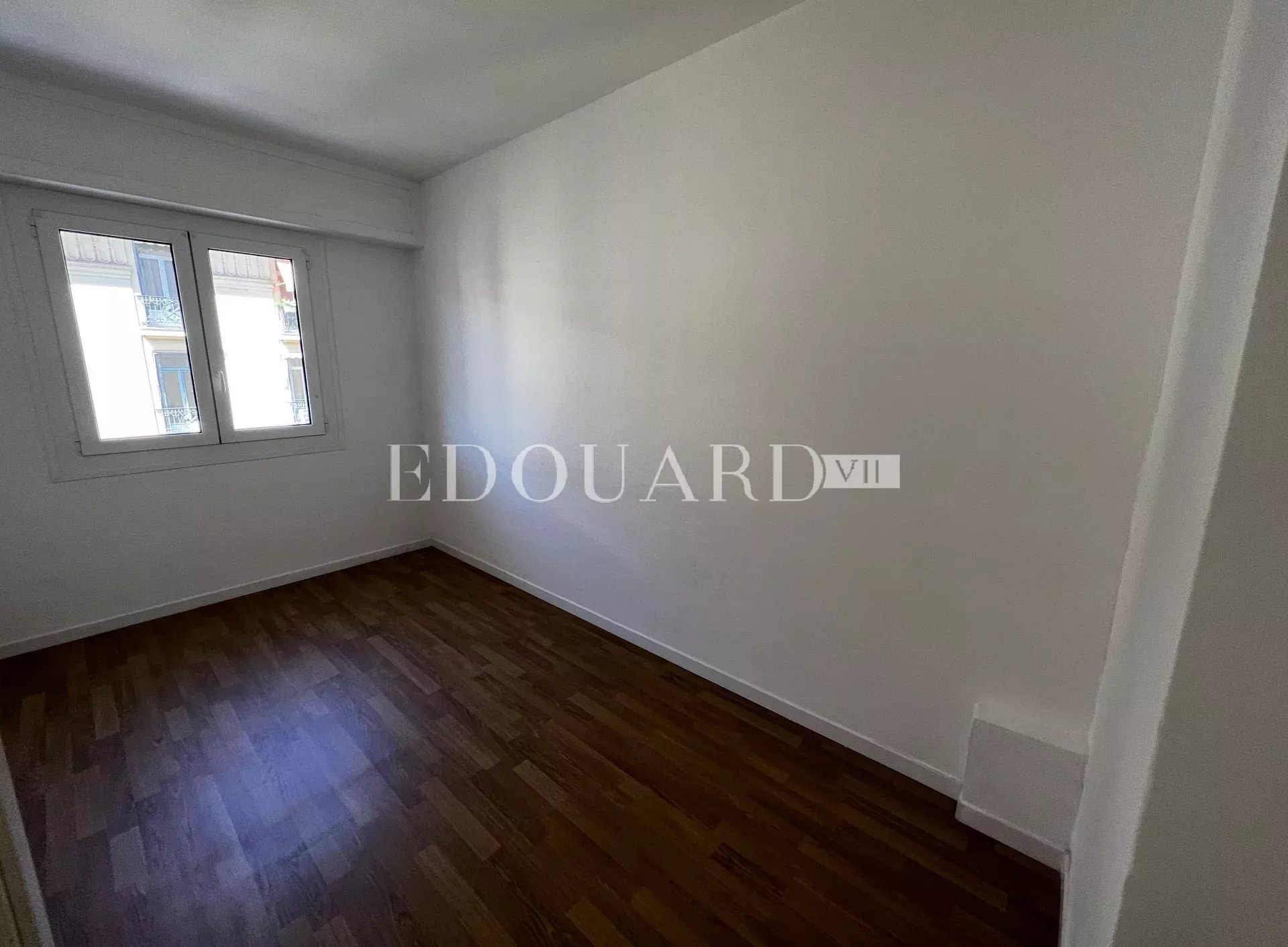 Deux pièces à vendre en bon état avec terrasse et possibilité garage, exclusivité
