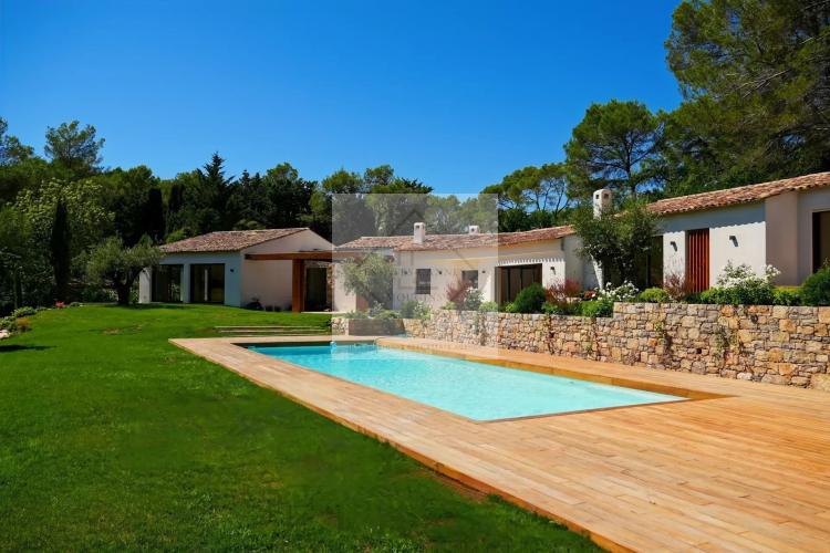 Villa neuve contemporaine de plain-pied dans un domaine de prestige à Mougins