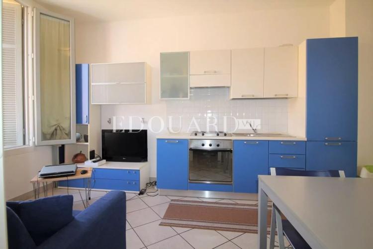 En exclusivité deux pièces en bon état dans magnifique immeuble bourgeois en plein centre de Menton