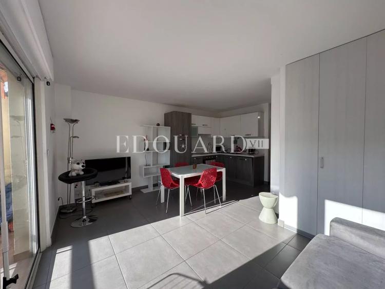 En exclusivité charmant studio finement rénové avec  balcon, vue mer latérale et possibilité garage