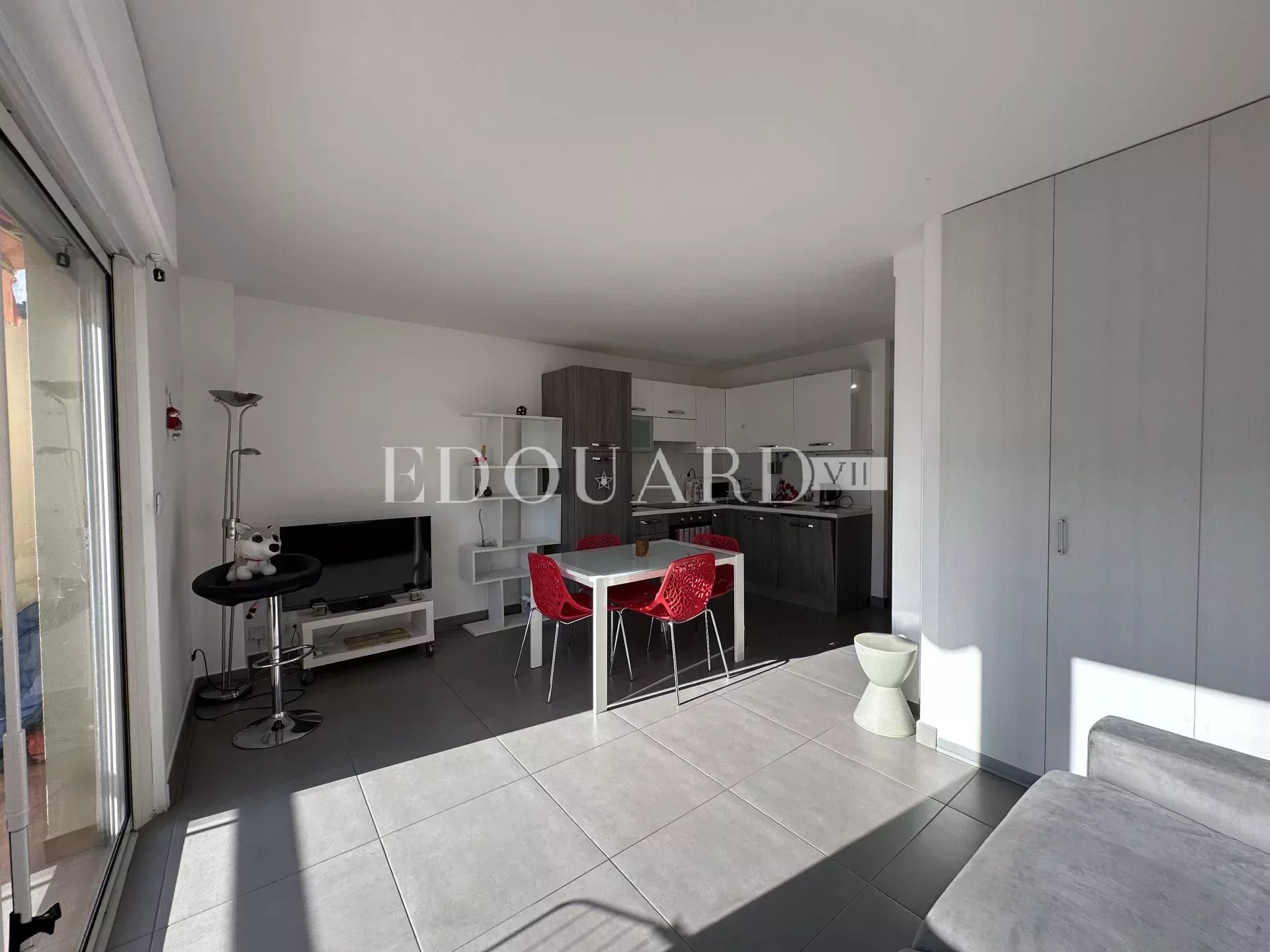 En exclusivité charmant studio finement rénové avec  balcon, vue mer latérale et possibilité garage