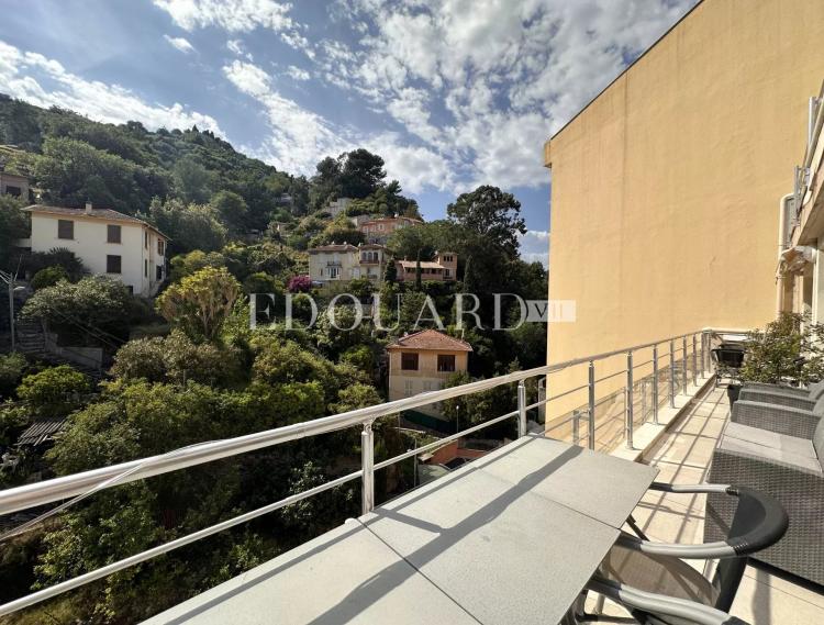 En exclusivité splendide quatre pièces avec terrasse et parking, sur l'entier avant dernier étage d’un immeuble récent