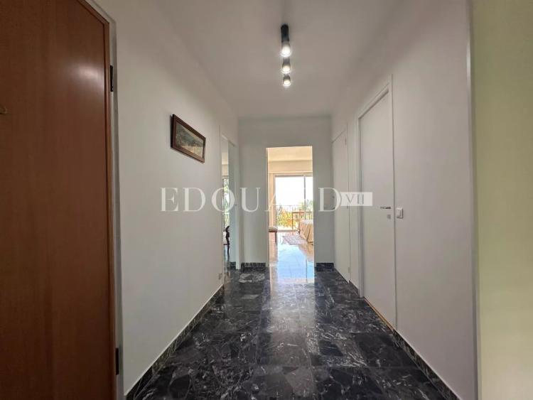 Beau trois pièces traversant à vendre avec terrasse et cave, dans le renommé quartier du Golfe Bleu
