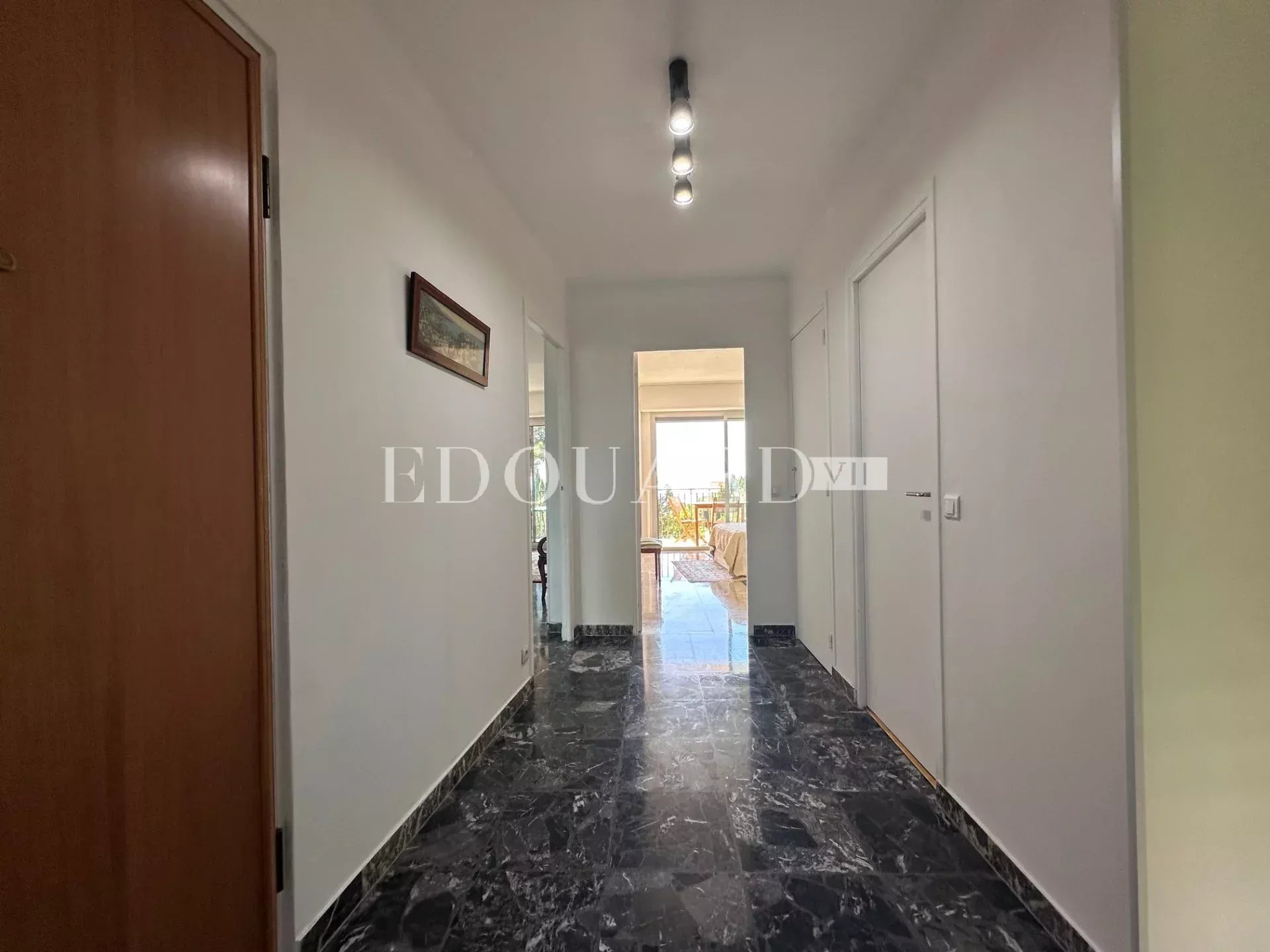 Beau trois pièces traversant à vendre avec terrasse et cave, dans le renommé quartier du Golfe Bleu