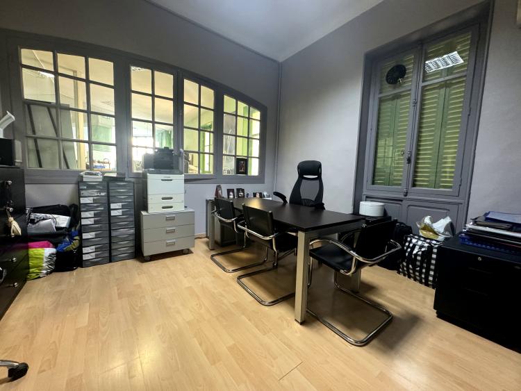 BUREAU CLOISONNÉ AVEC GRANDE LUMINOSITÉ