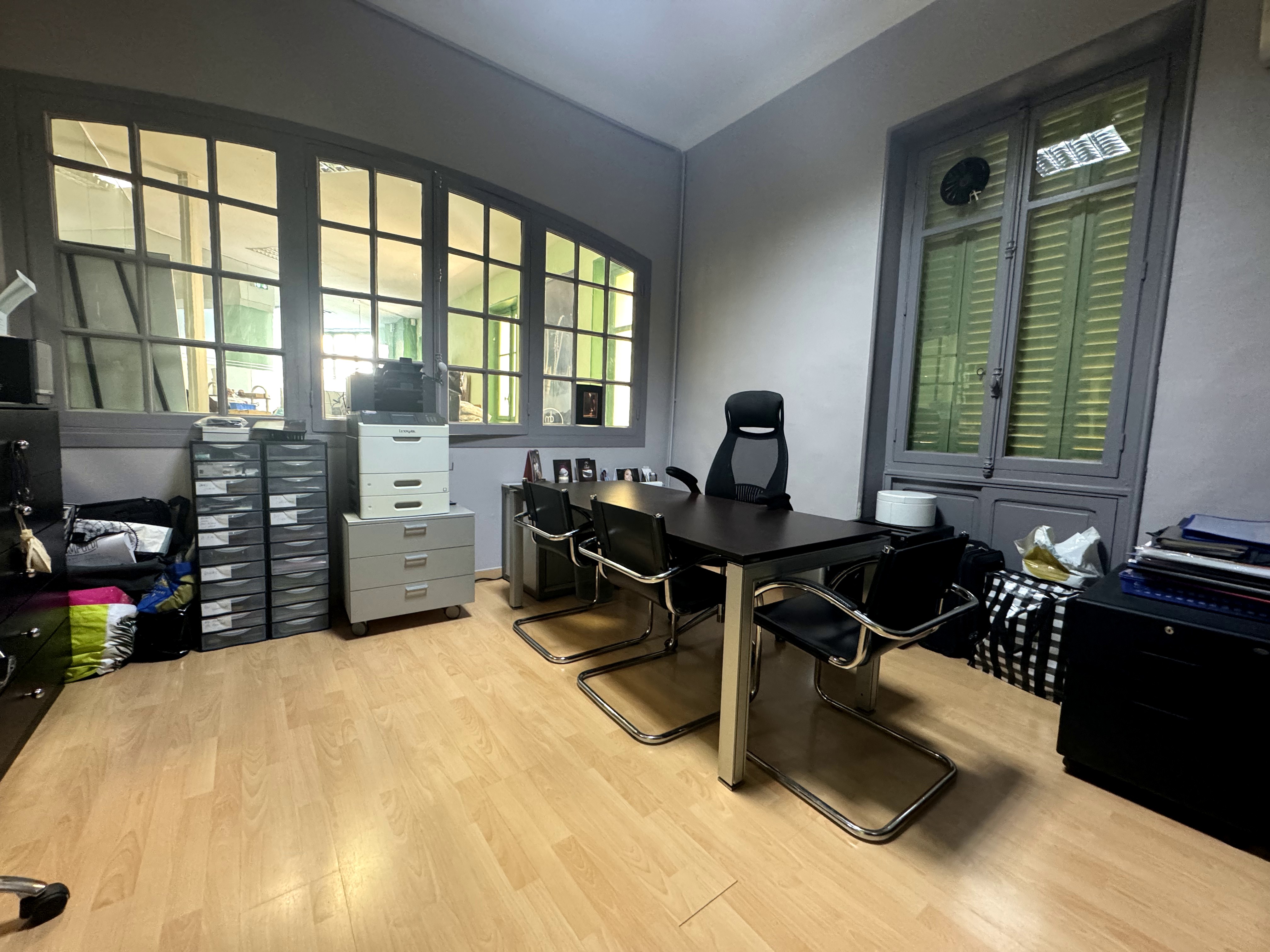 BUREAU CLOISONNÉ AVEC GRANDE LUMINOSITÉ