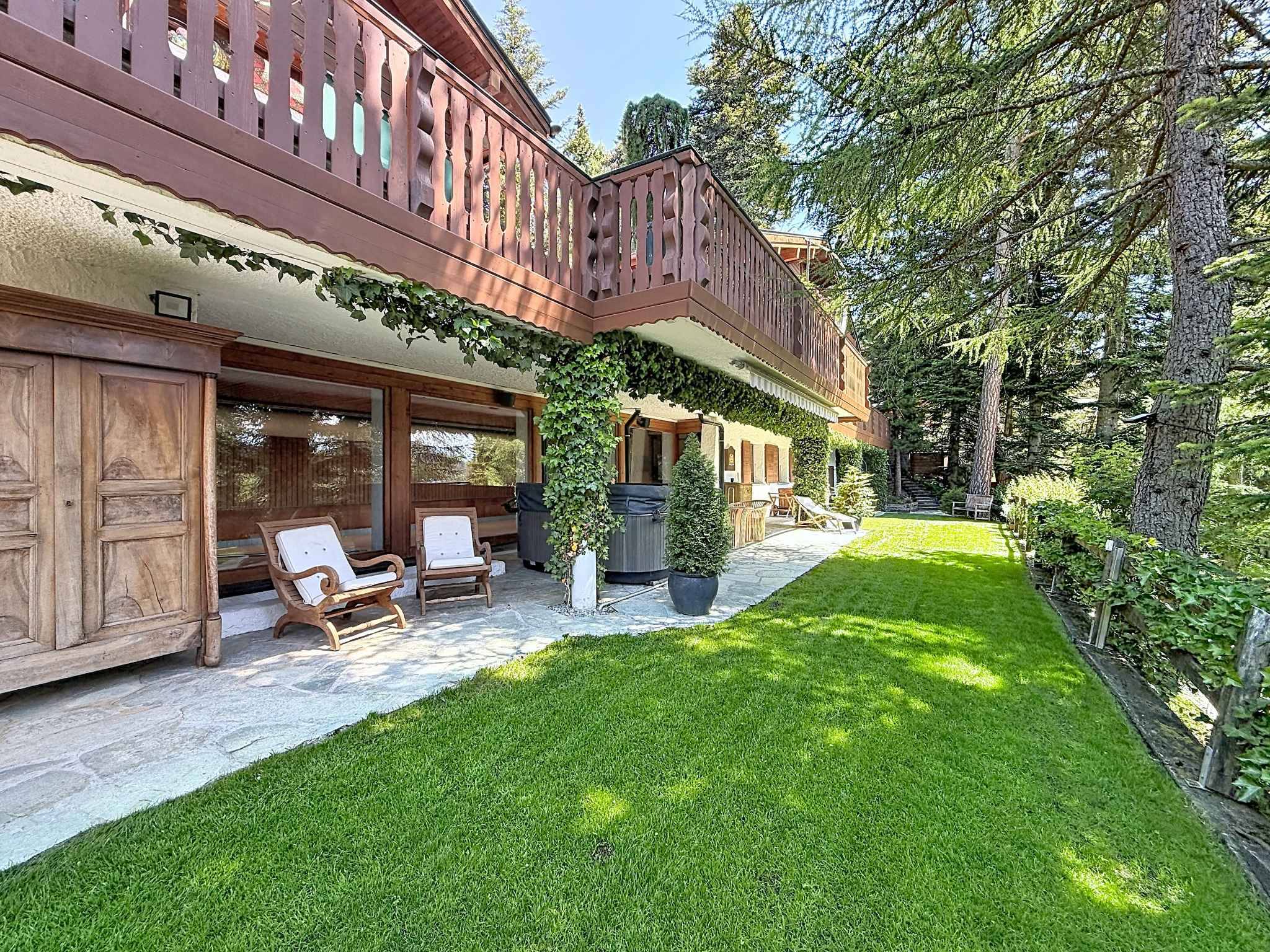 Magnifique chalet avec piscine et spa, à l'abri des regards