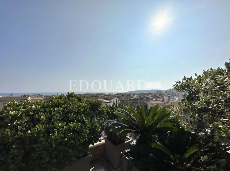 Penthouse avec spectaculaire terrasse, belle vue panoramique jusqu'à la mer, possibilité garage