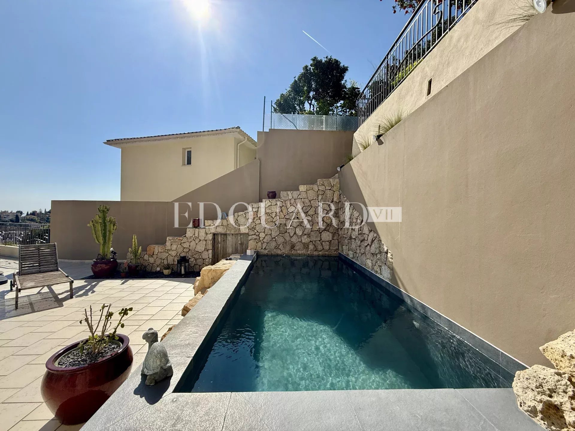 Maison d’exception à vendre avec piscine chauffée, vaste terrasse et belle vue mer panoramique