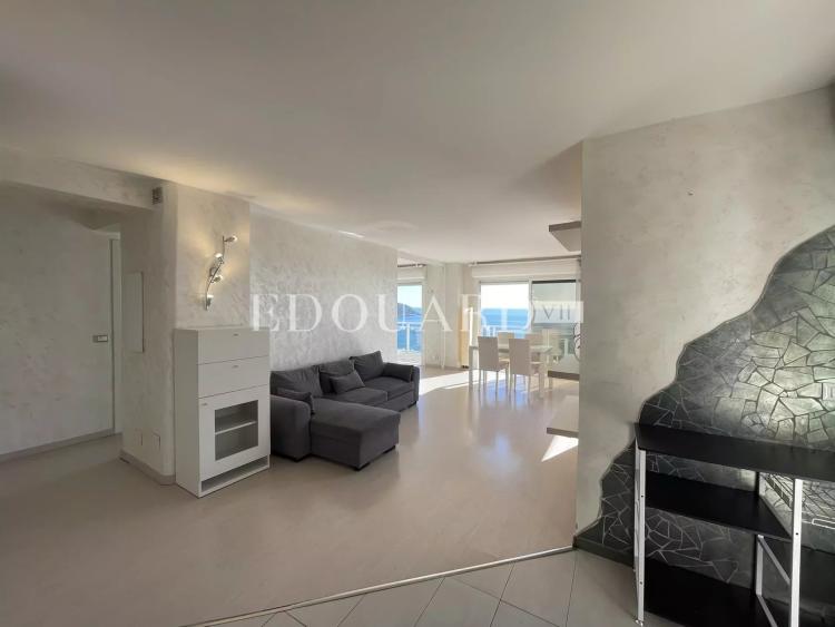 Superbe deux pièces en dernier étage avec spectaculaire terrasse, splendide vue mer et garage. Exclusivité