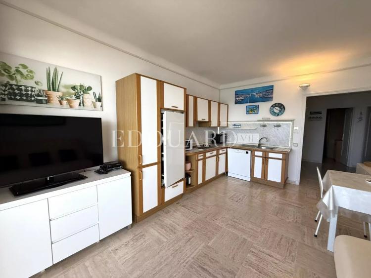 En exclusivité trois pièces face aux plages avec terrasse, splendide vue mer panoramique et garage