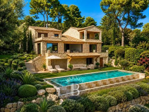 Propriété en pierres rénovée avec vue panoramique sur la mer et le village de Saint-Paul-de-Vence