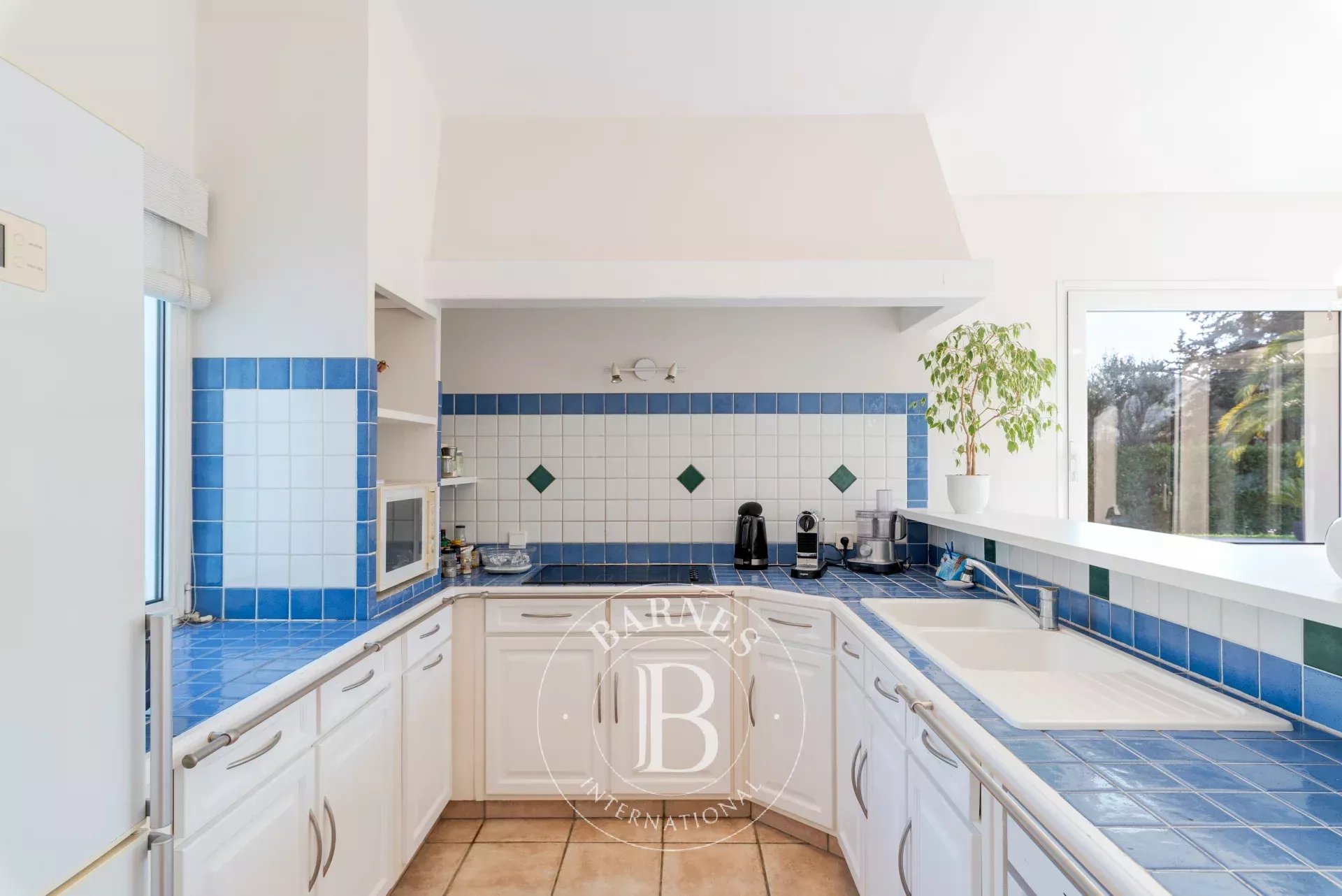 À pied du village de Valbonne – Villa plein sud, piscine, studio indépendant