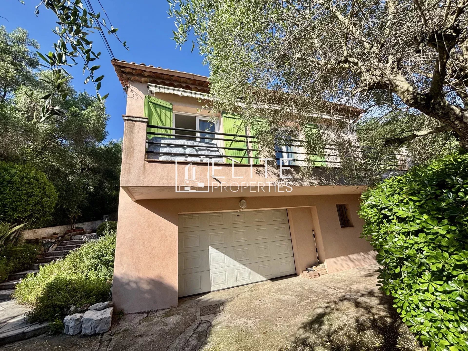 Mougins – Maison avec dépendances, garage XXL et terrain en restanques
