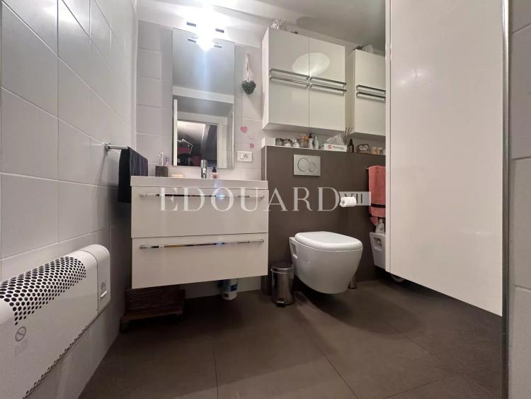 Dans le centre de Menton, à vendre spacieux studio en bon état avec grande terrasse exposée Ouest