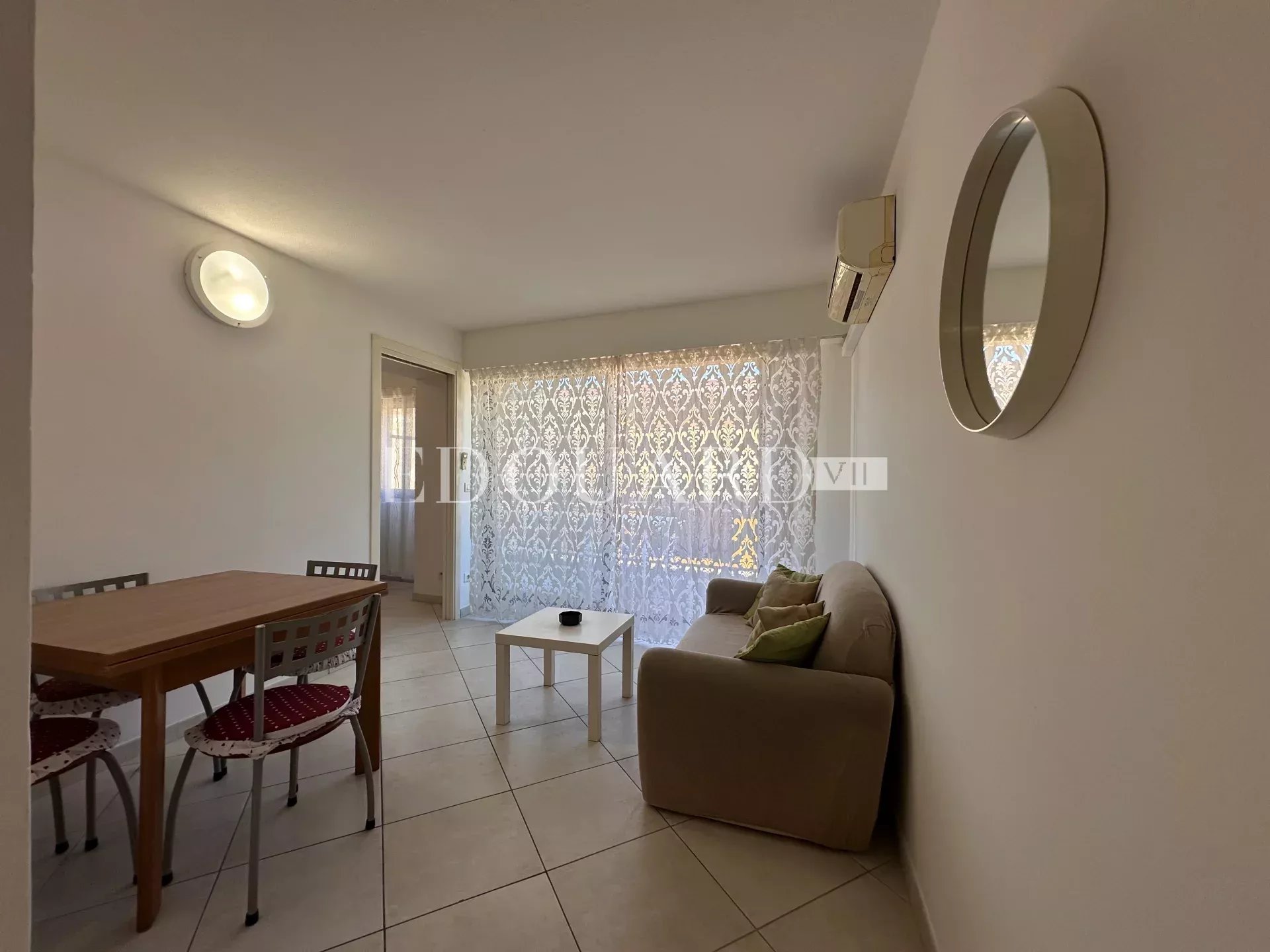 En exclusivité deux pièces en bon état avec terrasse, dans bel immeuble recent en plein centre de Menton