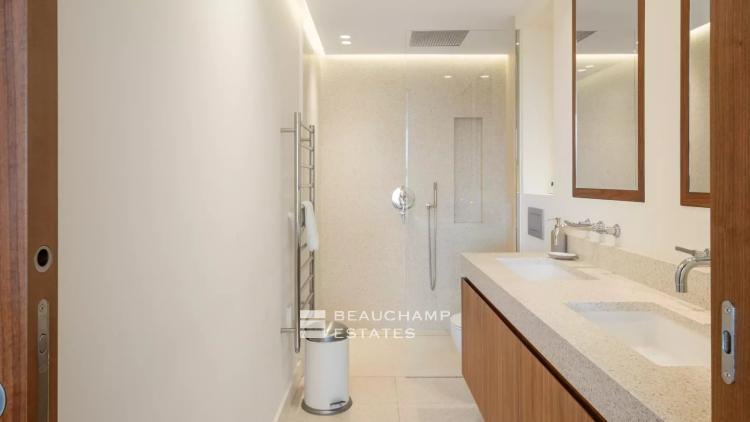 Vue mer & adresse d’exception – Appartement rénové, Cannes Croisette, 3 chambres, terrasse sur les jardins