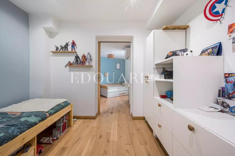 Sur la commune de Villefranche sur Mer,  charmant trois/quatre pièces à vendre avec grande terrasse