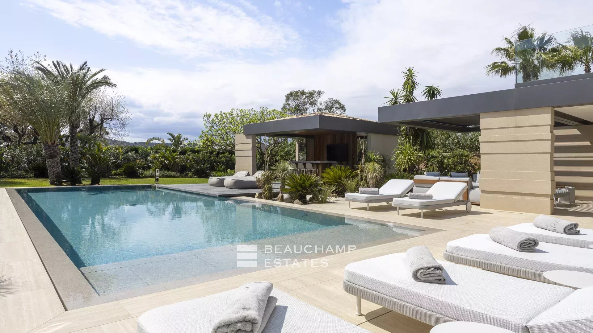 Villa d'architecte neuve au coeur d'un domaine privé à Saint-Tropez