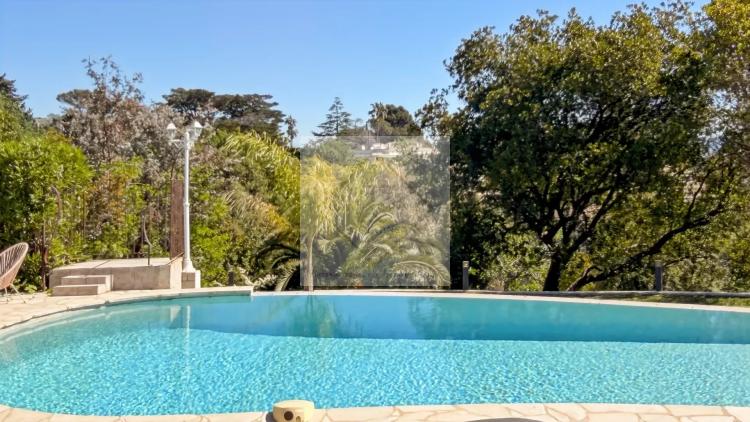 Mandelieu – Opportunité rare : terrain d’exception avec maison existante et projet de villa contemporaine de 600 m² avec permis purgé