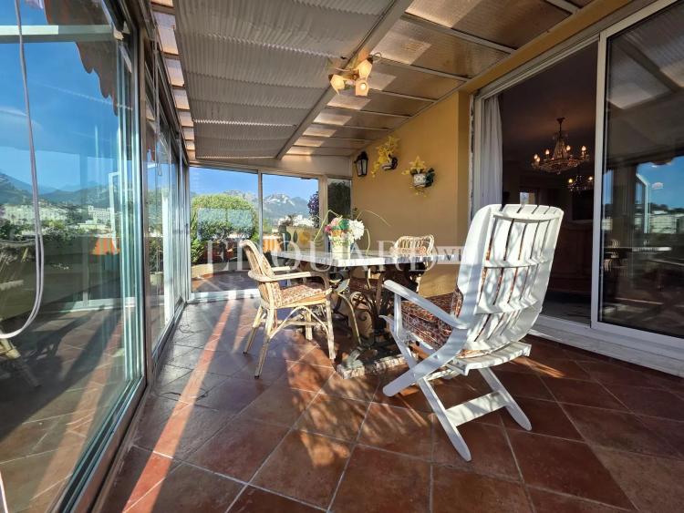Cinq pièces en dernier étage avec vaste terrasse, belle vue mer et montagnes, cave et garage