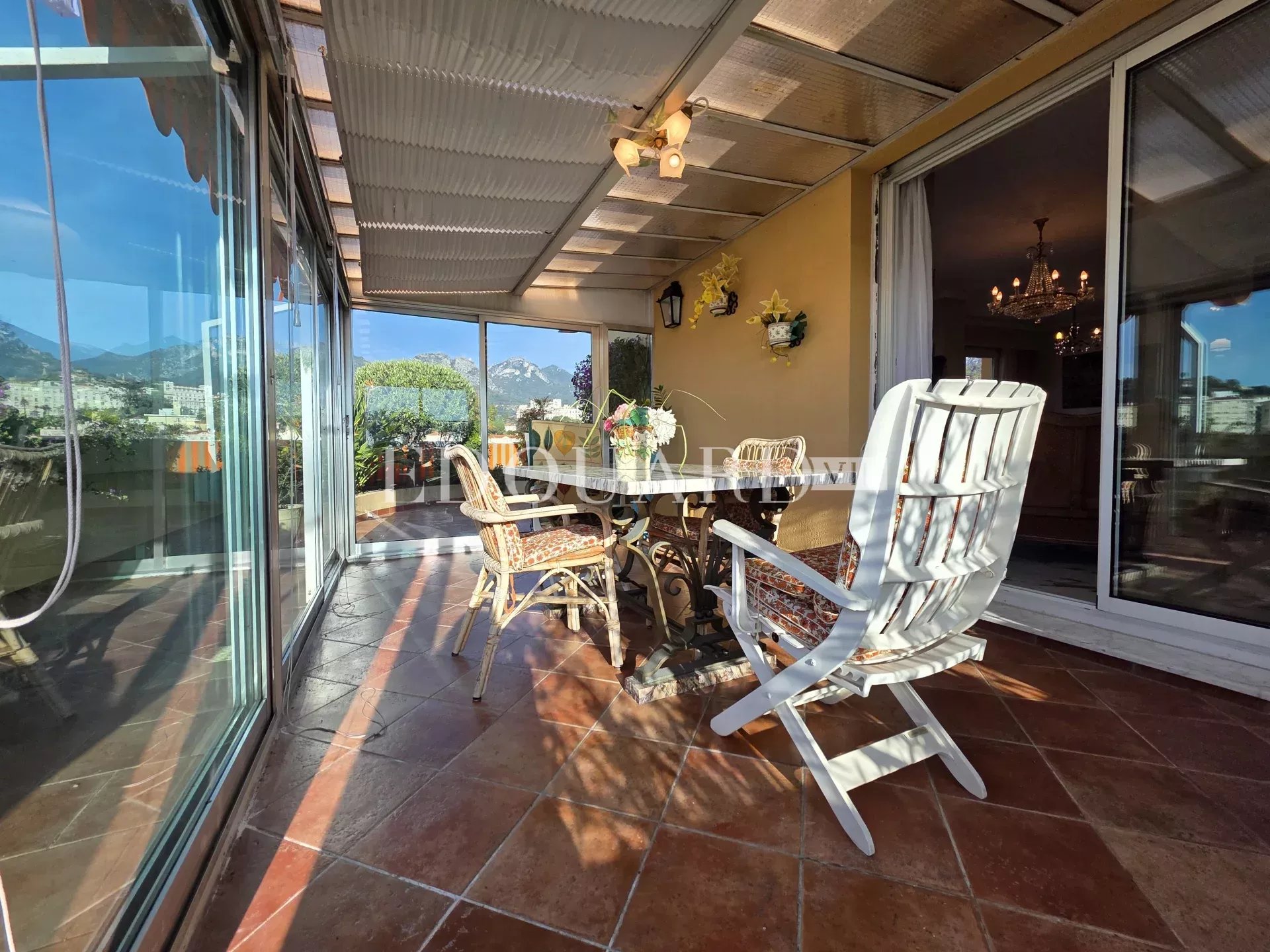 Cinq pièces en dernier étage avec vaste terrasse, belle vue mer et montagnes, cave et garage