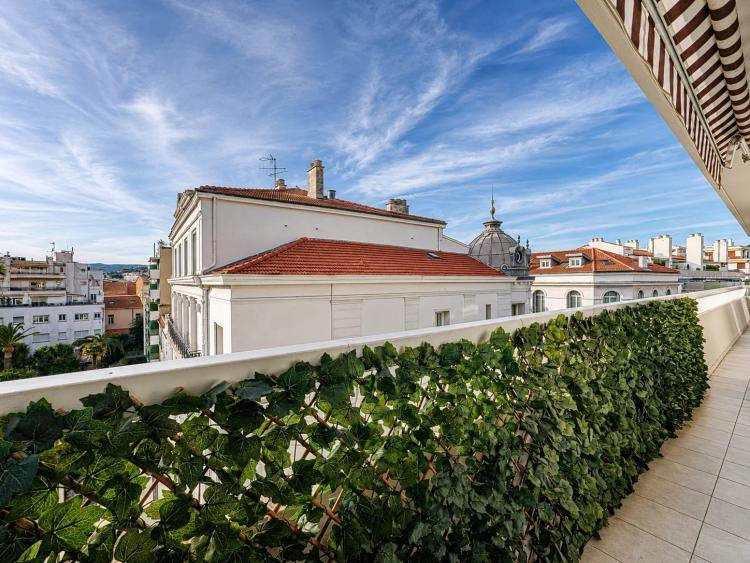 APPARTEMENT T3 AVEC GRANDE TERRASSE D'ANGLE BANANE