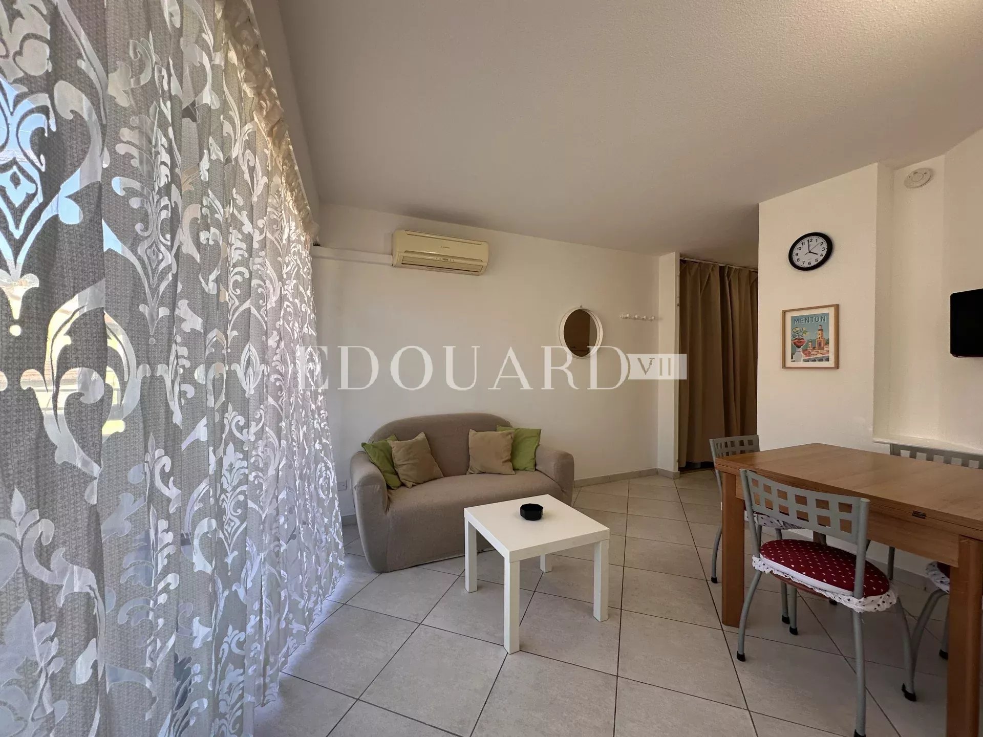 En exclusivité deux pièces en bon état avec terrasse, dans bel immeuble recent en plein centre de Menton
