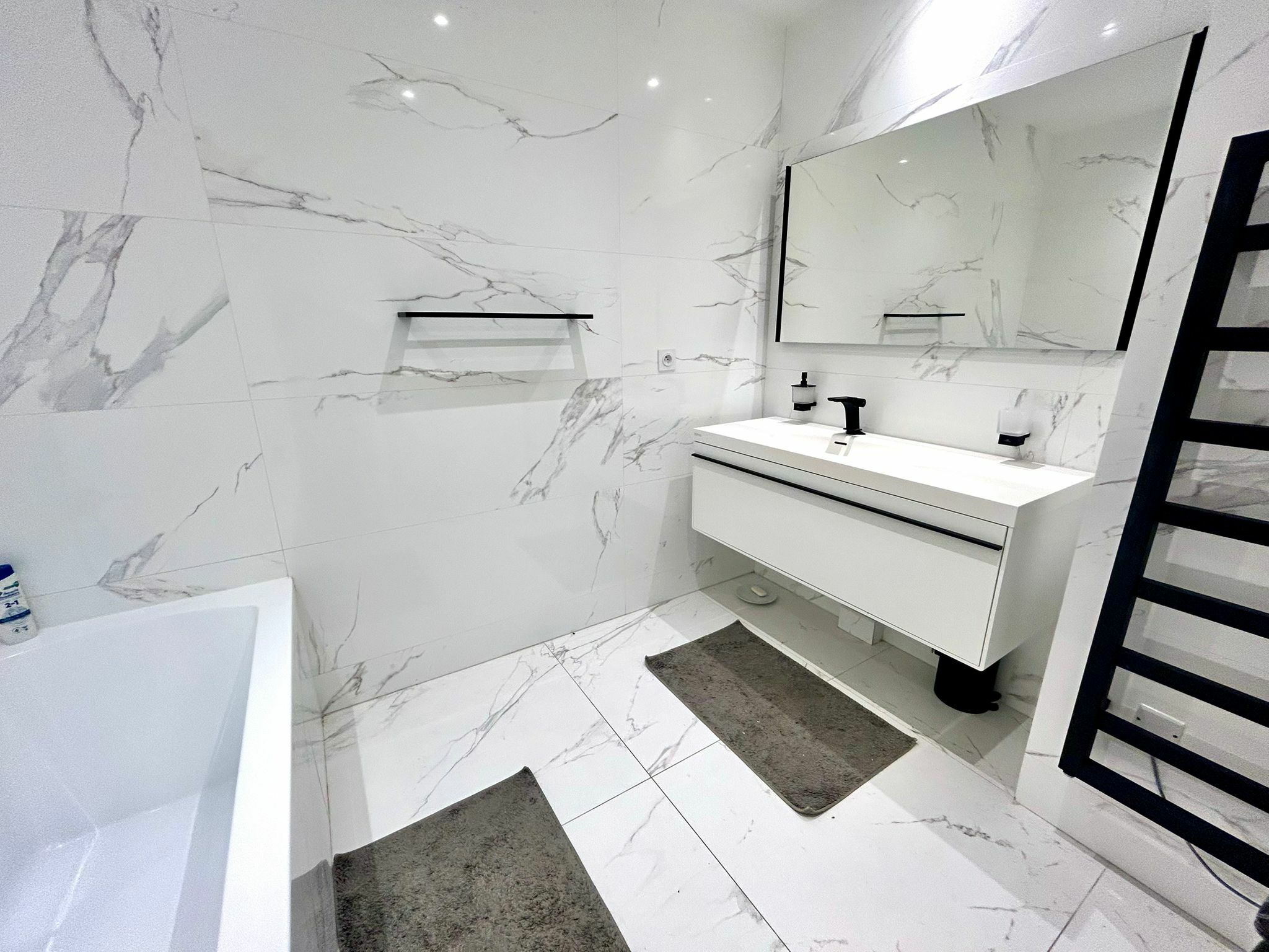Superbe appartement meublé 3 pièces avec terrasse, à proximité immédiate de Monaco