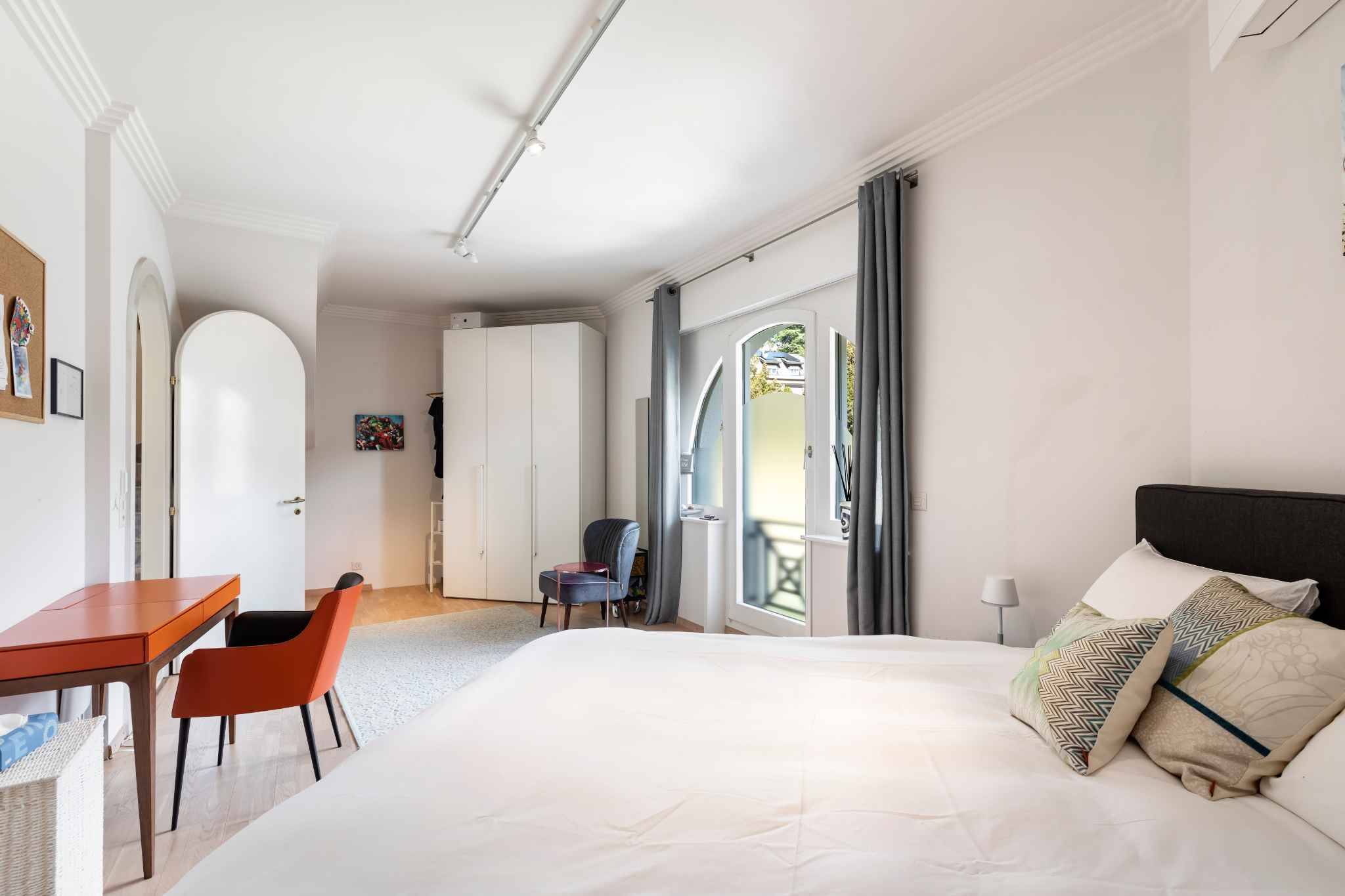 Unique Propriété de 8.5 pièces avec vue panoramique et piscine